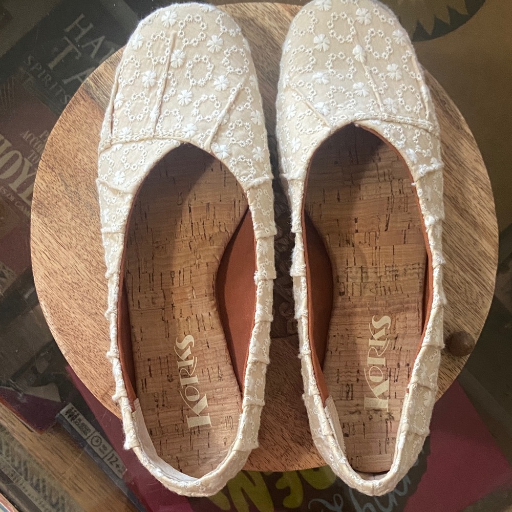 Kork-Ease Women's Cream Floral Embroidered Flats
